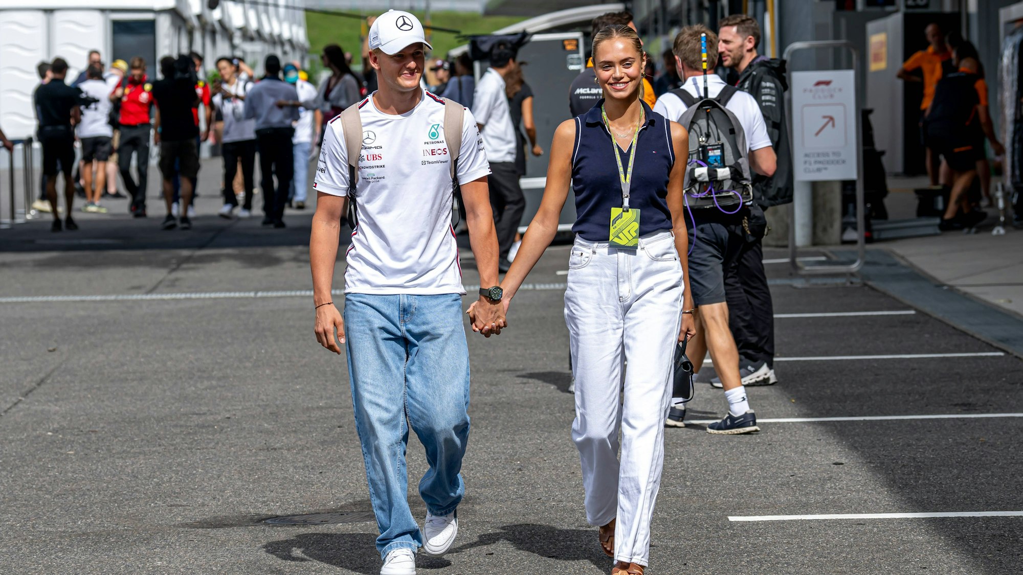 Mick Schumacher hält Händchen mit Laila Hasanovic.