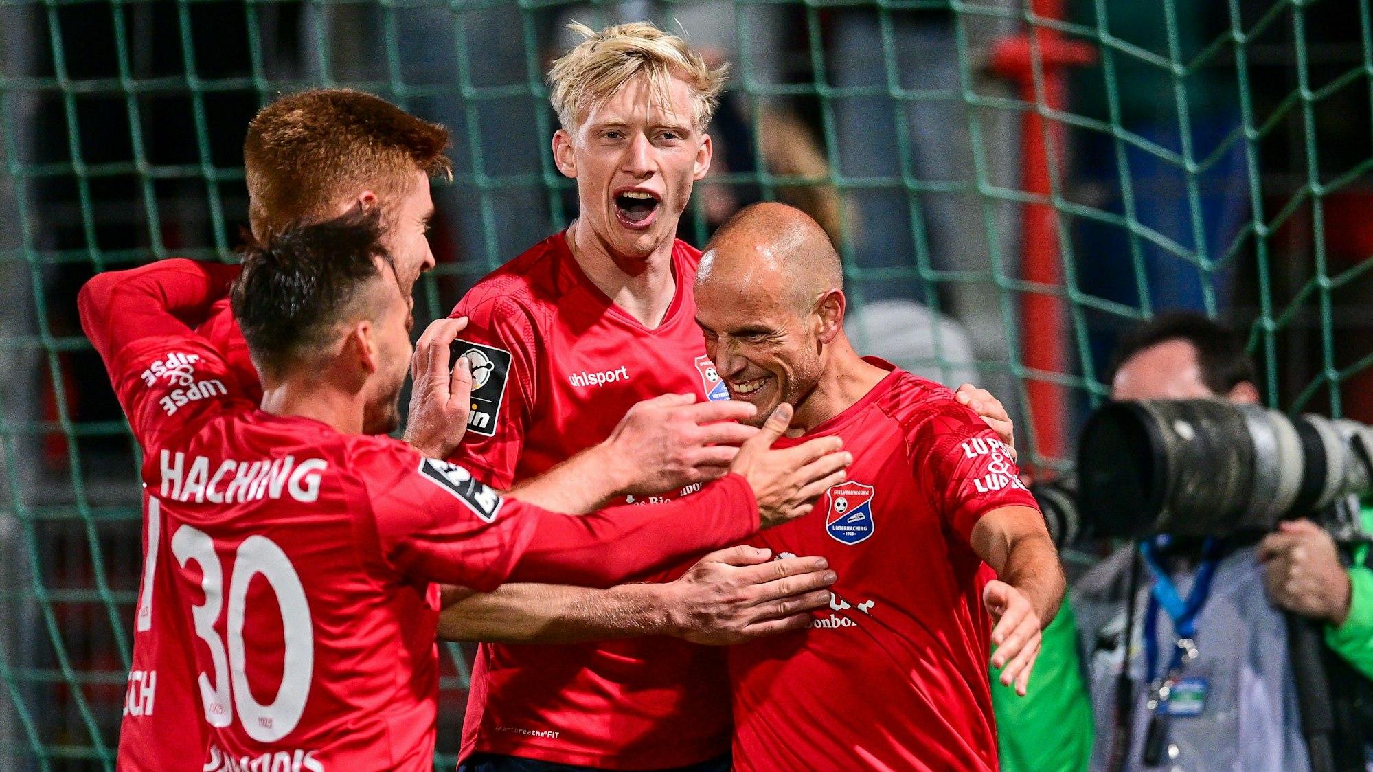 Die Spieler der SpVgg Unterhaching jubeln über einen Treffer in der Partie gegen Waldhof Mannheim.