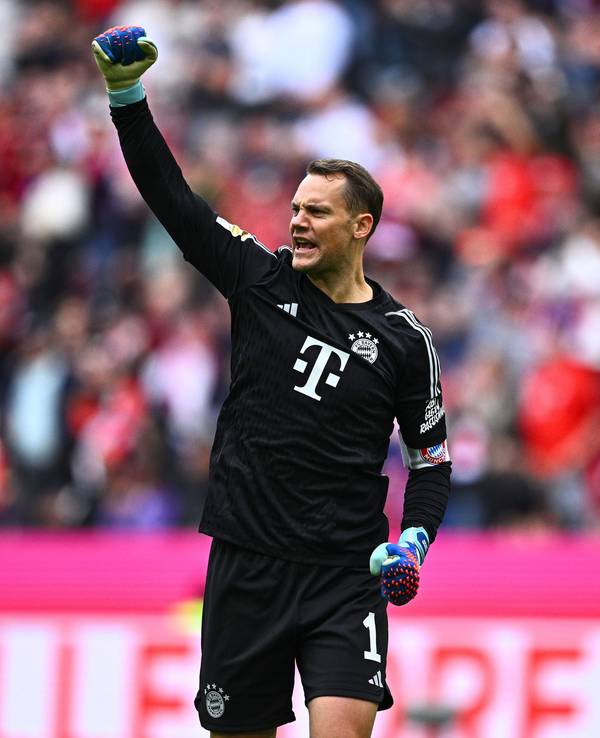 Manuel Neuer jubelt bei seinem Comeback über ein Tor für den FC Bayern.