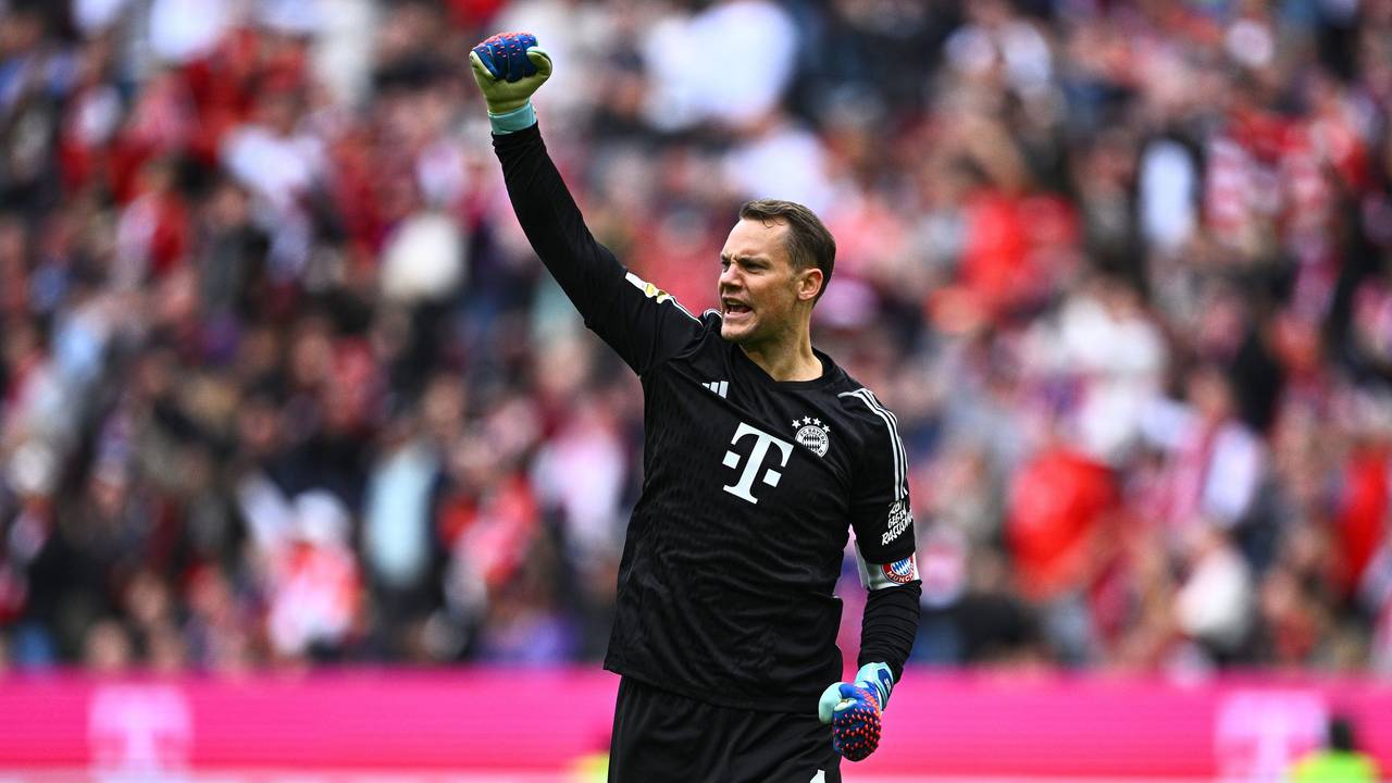 Manuel Neuer jubelt bei seinem Comeback über ein Tor für den FC Bayern.