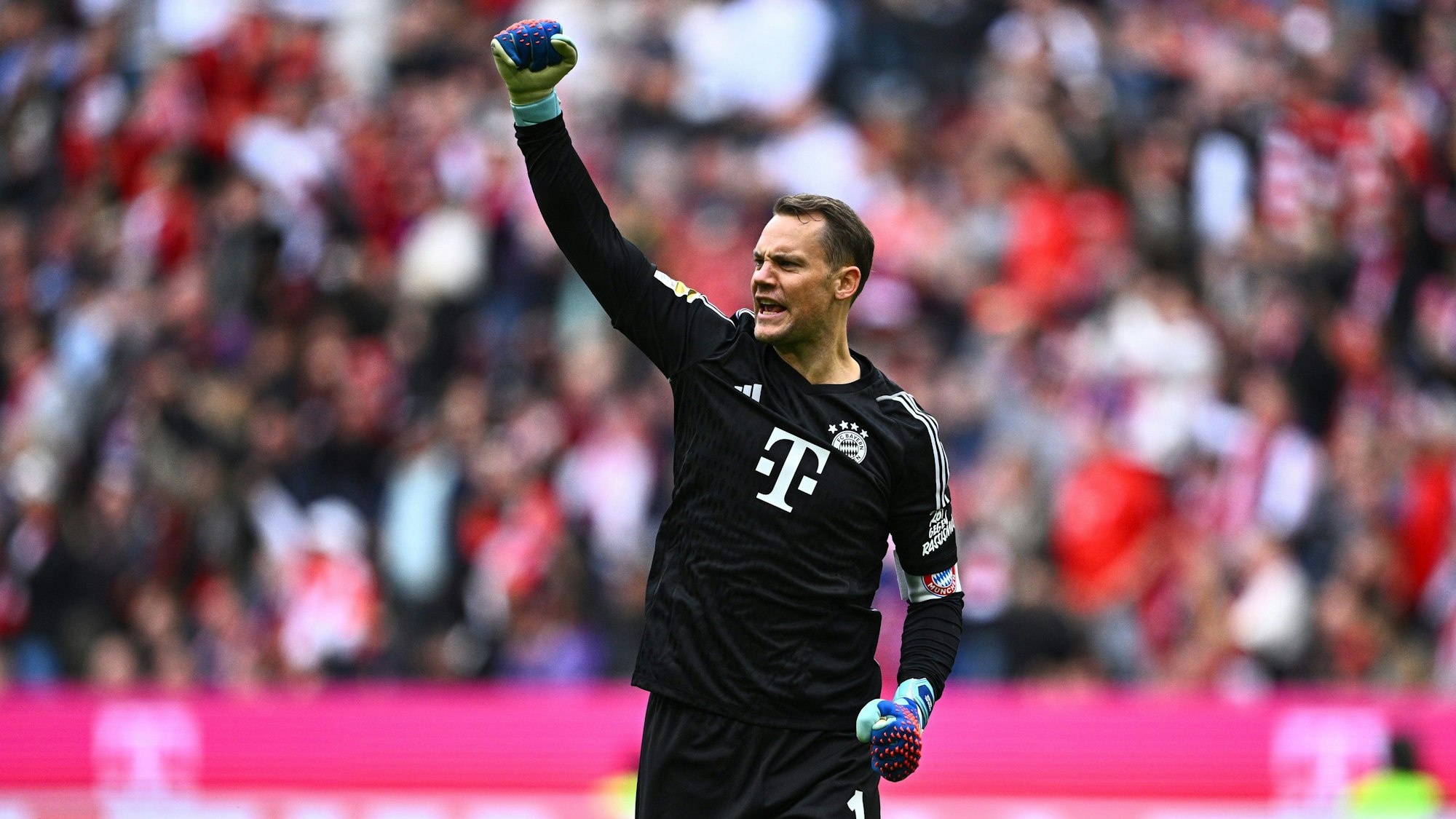 Manuel Neuer jubelt bei seinem Comeback über ein Tor für den FC Bayern.