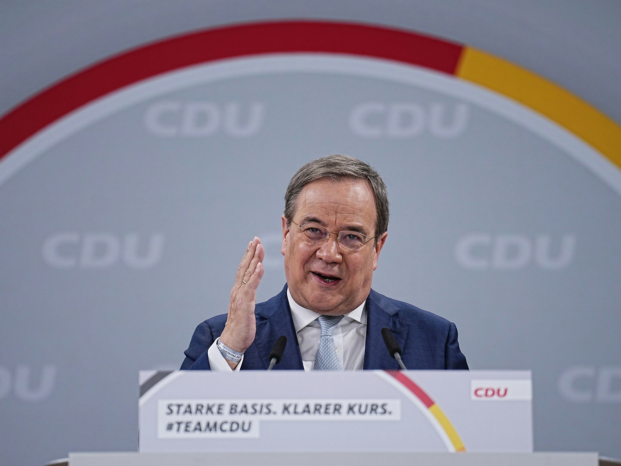 Der scheidende CDU-Bundesvorsitzende Armin Laschet spricht beim Bundesparteitag der CDU im Konrad-Adenauer-Haus. Beim 34. Parteitag der CDU soll Merz als neuer Bundesvorsitzender gewählt werden.