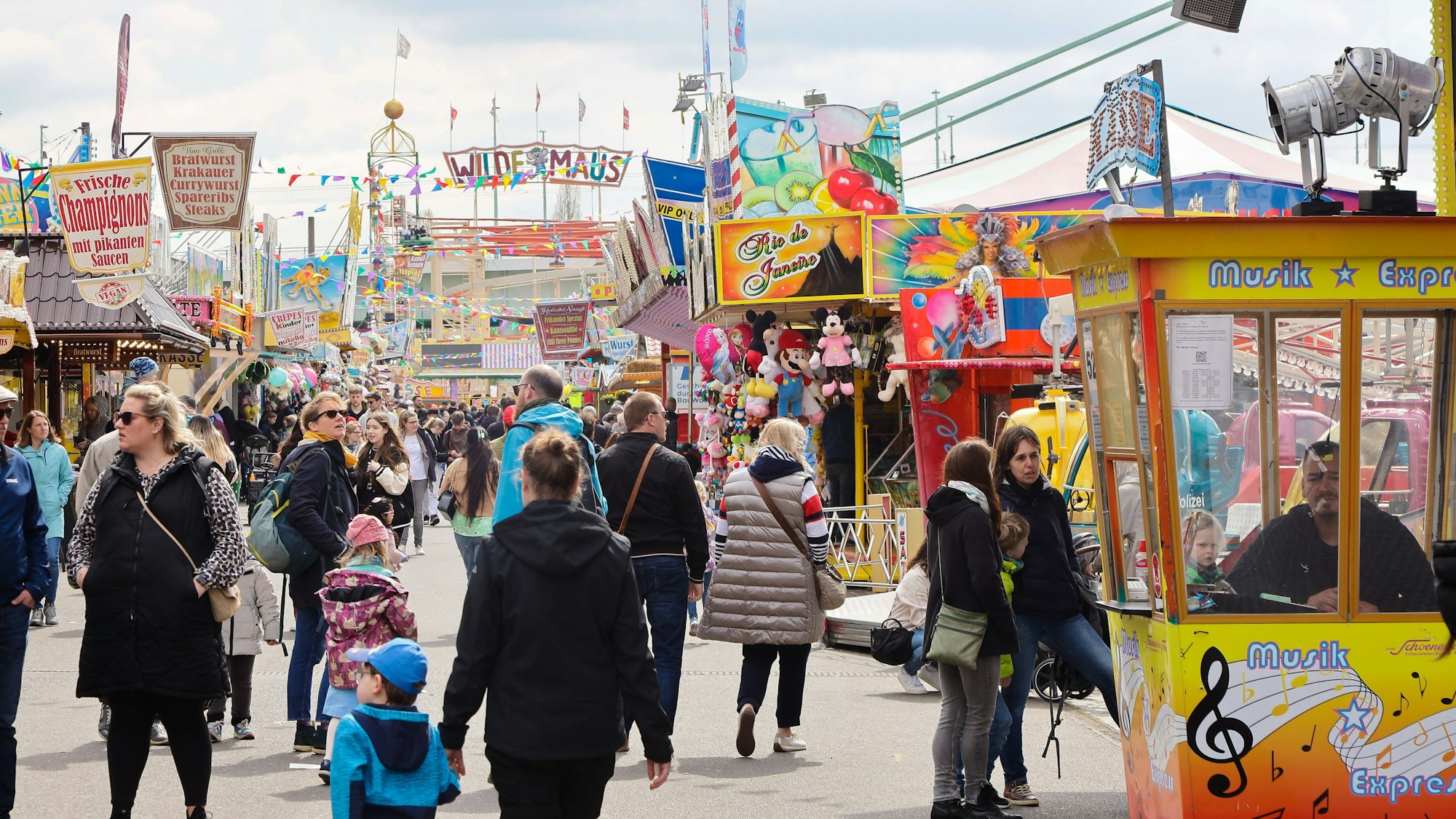 Menschen laufen über die Deutzer Kirmes.