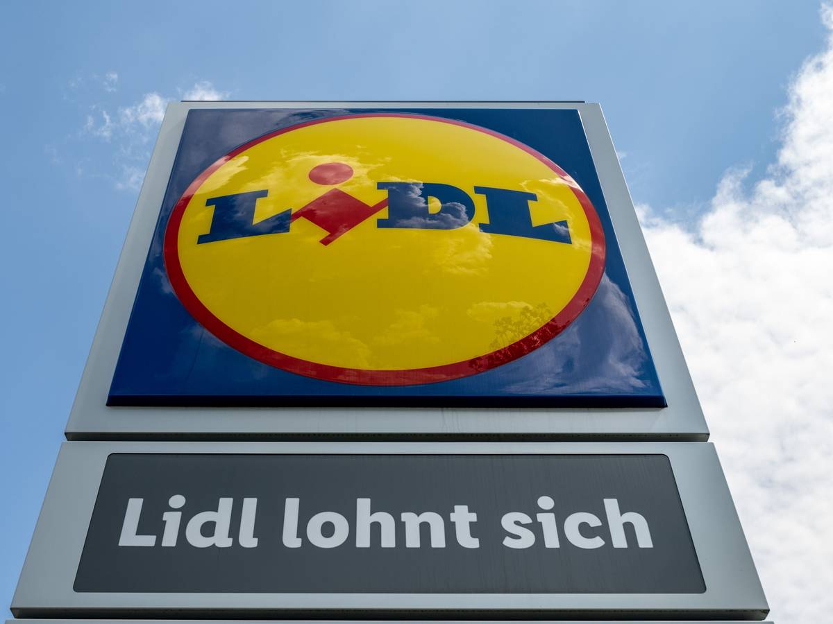Eine Stele mit dem Logo des Discounters Lidl steht vor einer Filiale.
