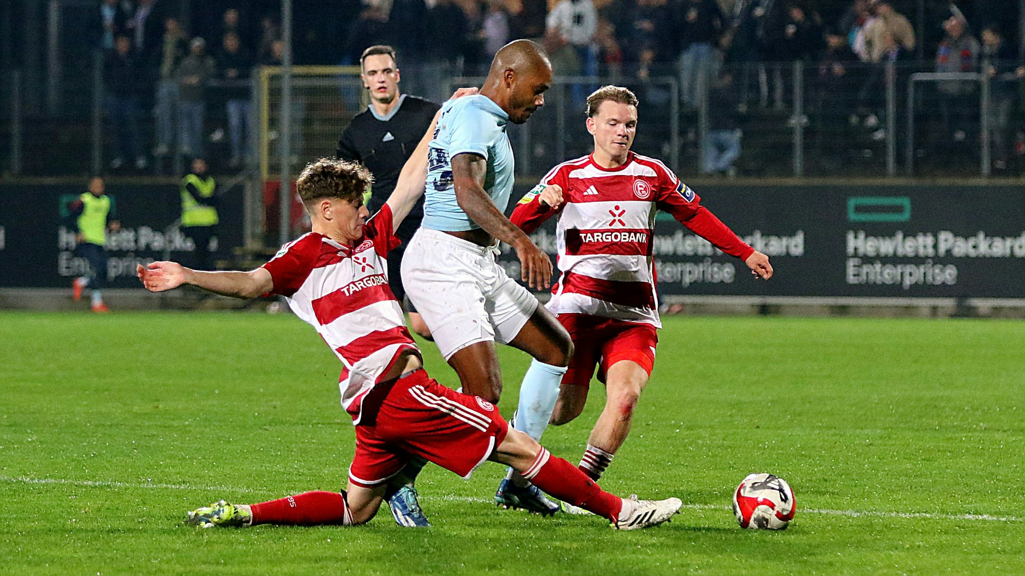 Wuppertals Charlison Benschop setzt sich gegen die Düsseldorfer Daniel Bunk und Seymour Fünger durch.