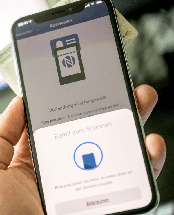 Die «Ausweisapp2» wird auf einem Smartphone aufgerufen.