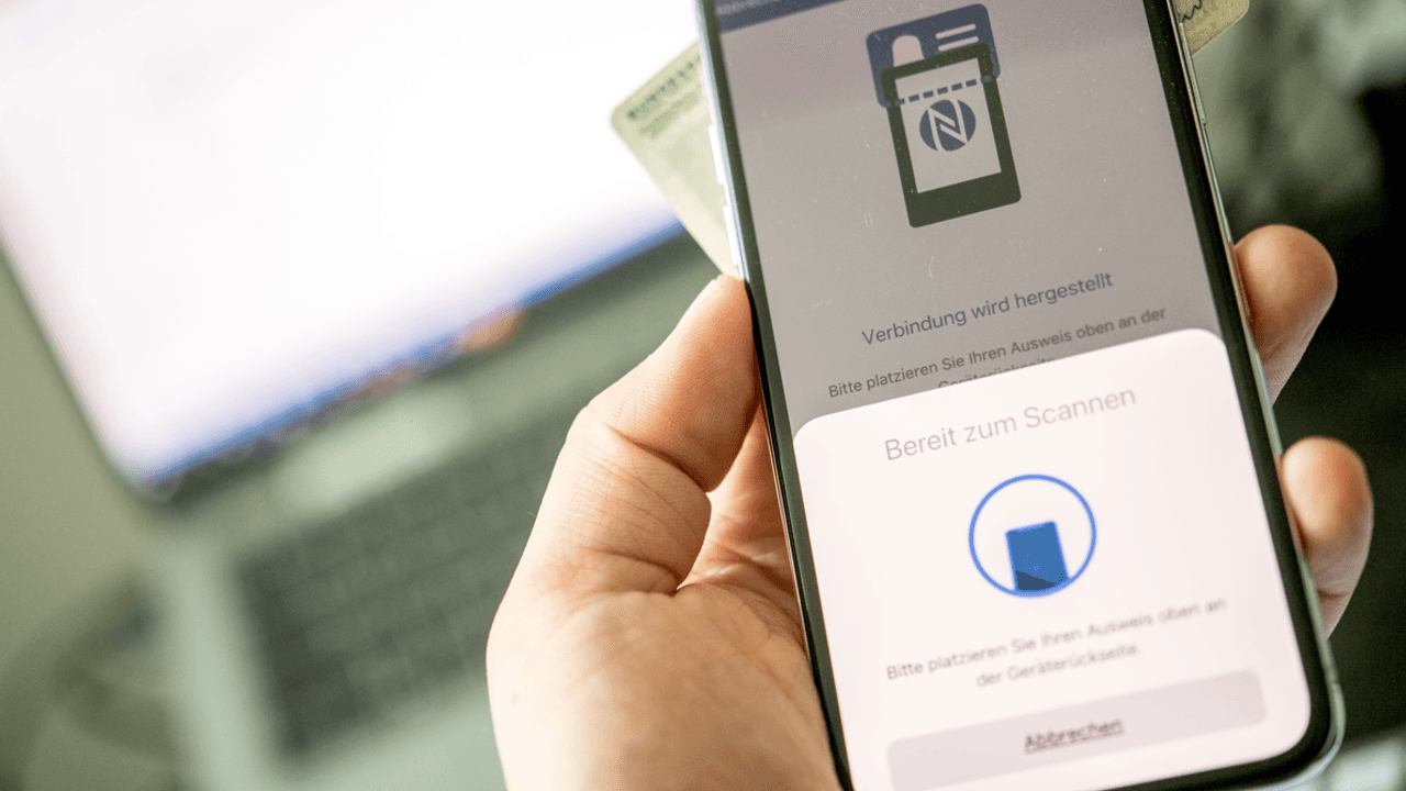 Die «Ausweisapp2» wird auf einem Smartphone aufgerufen.