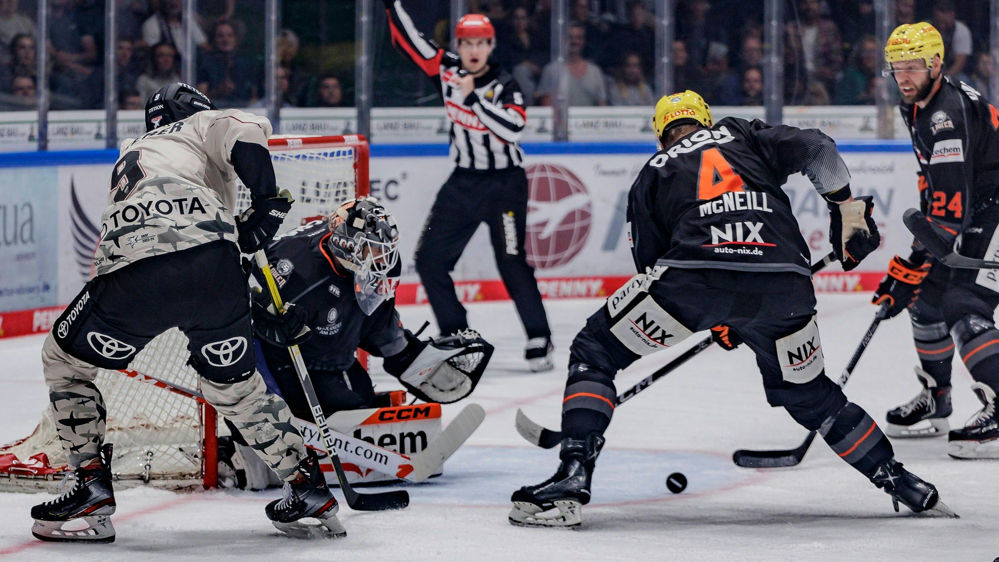 Spielszene aus dem Spiel zwischen den Löwen Frankfurt und den Kölner Haien.