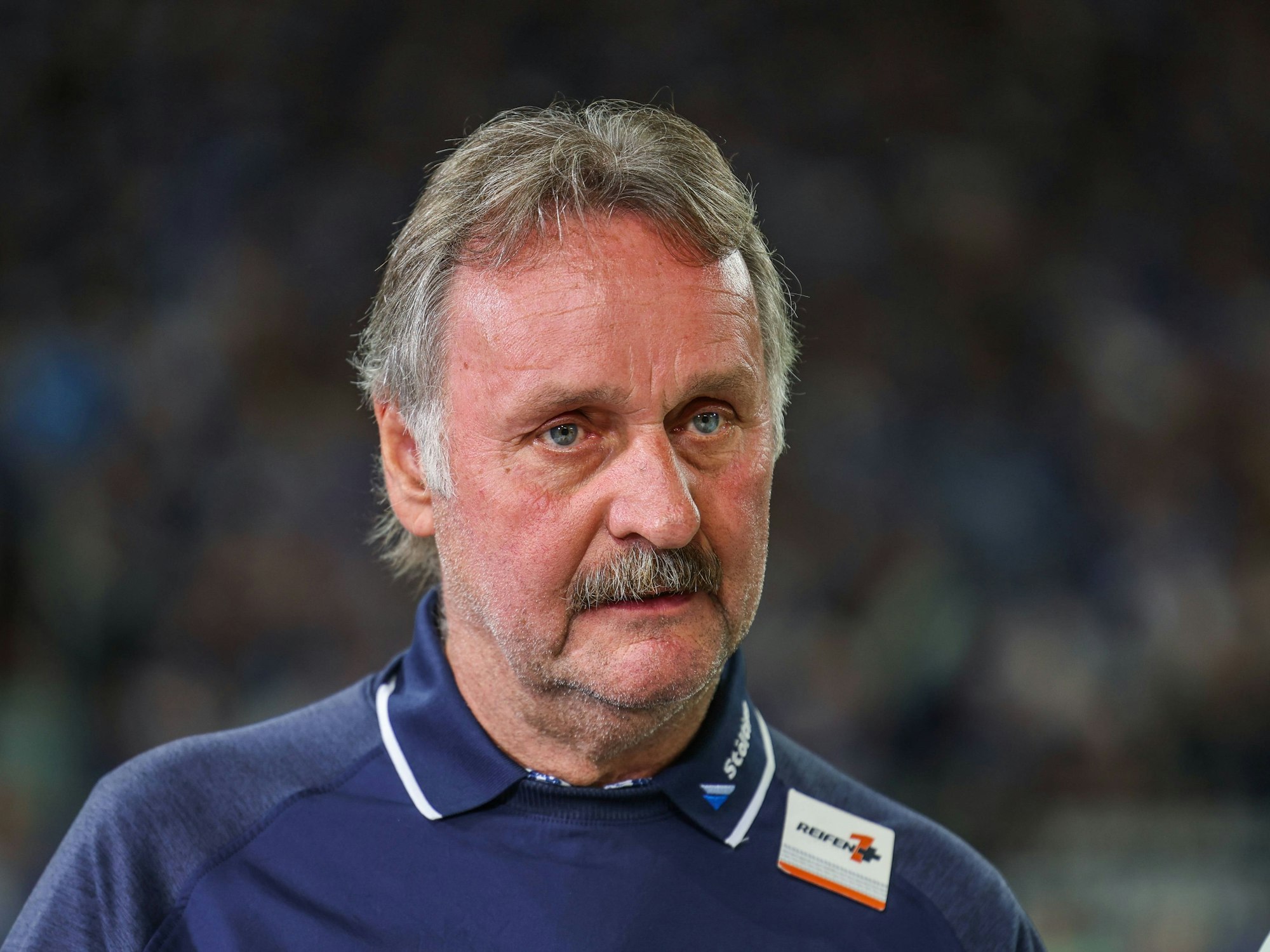 Peter Neururer als TV-Experte vor dem Spiel des FC Schalke 04 gegen den 1. FC Kaiserslautern.