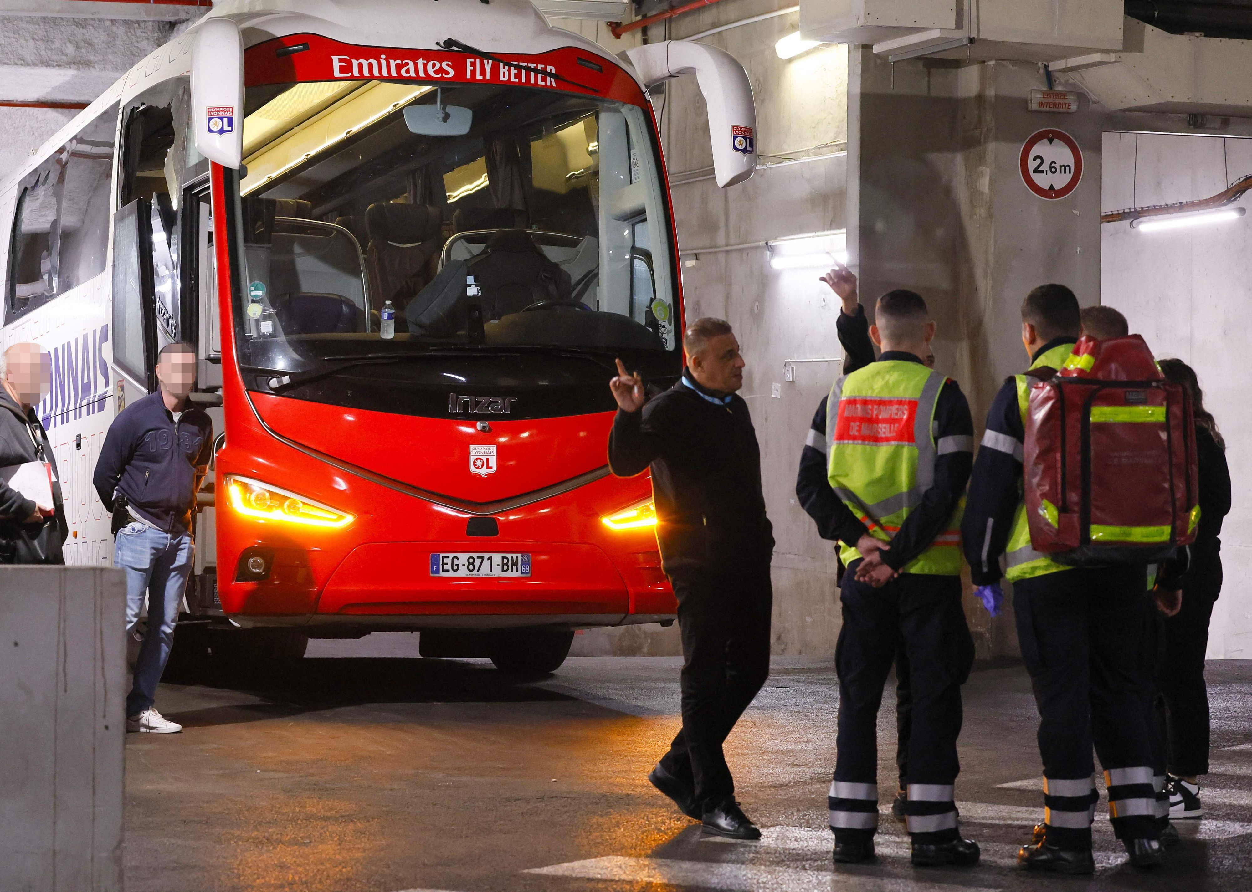 Der Mannschaftsbus von Olympique Lyon steht in den Katakomben des Stadions von Olympique Marseille.