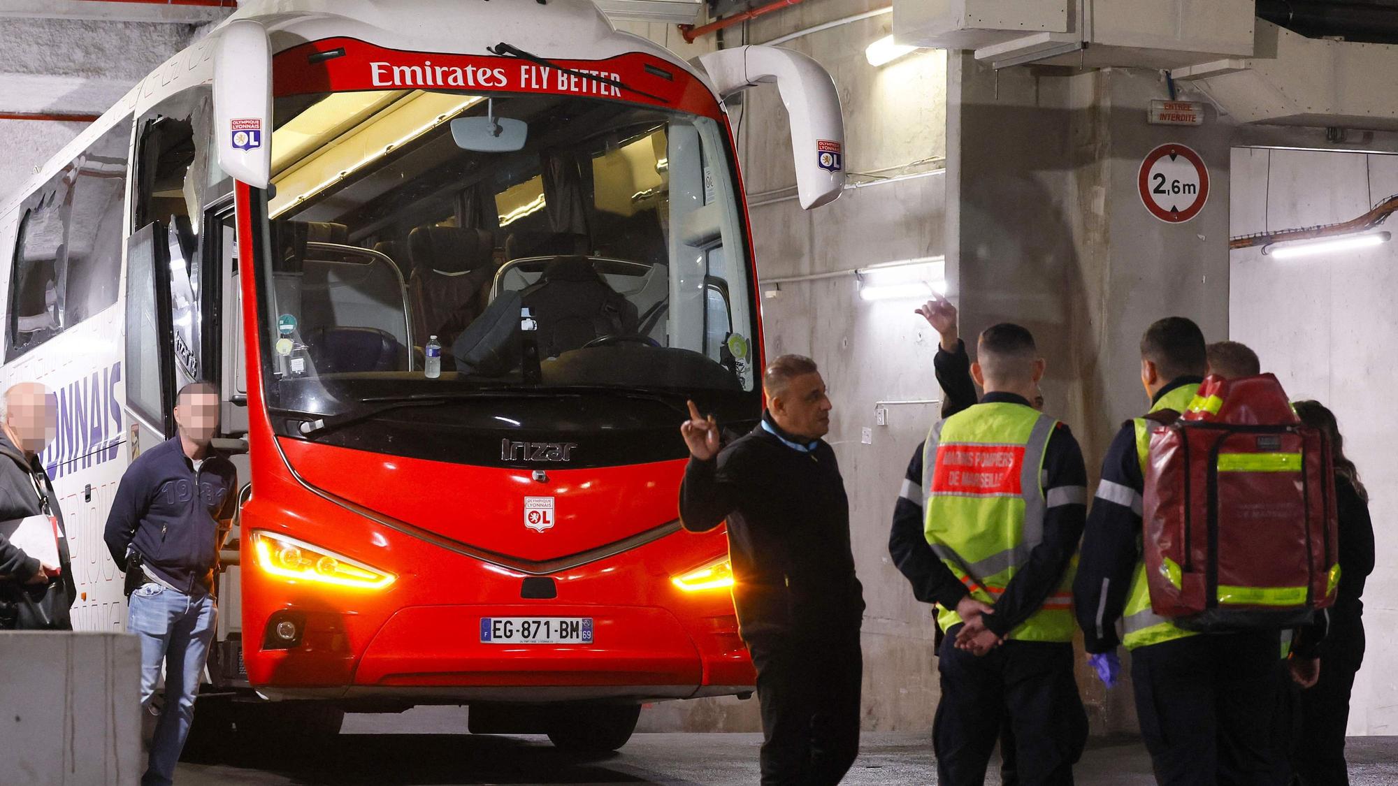 Der Mannschaftsbus von Olympique Lyon steht in den Katakomben des Stadions von Olympique Marseille.