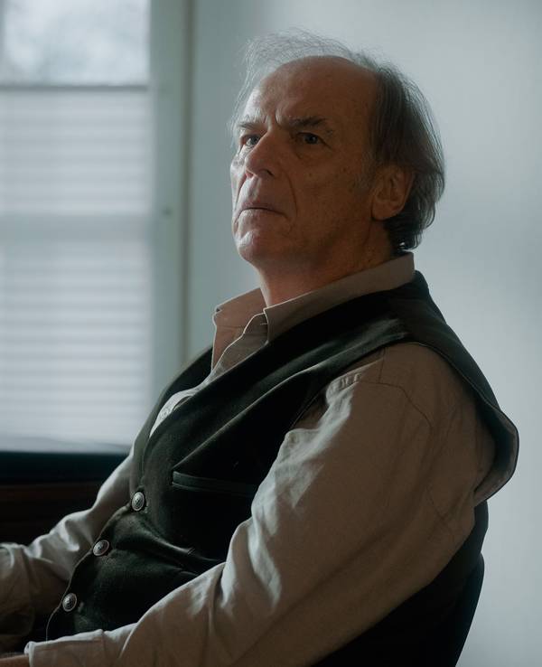 Das Foto stammt aus dem MĂŒnchner âTatortâ mit dem Titel âKöniginnenâ. Es zeigt Schauspieler Wolfgang Fierek in der Rolle des Unternehmers Josef Gehrling, der auf einem Stuhl sitzt.