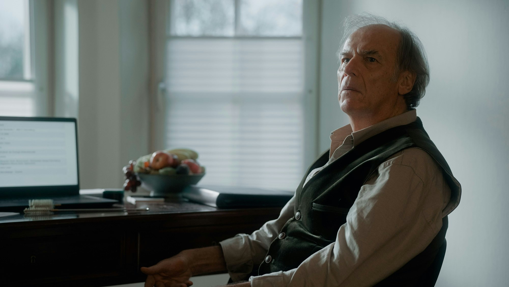 Das Foto stammt aus dem Münchner „Tatort“ mit dem Titel „Königinnen“. Es zeigt Schauspieler Wolfgang Fierek in der Rolle des Unternehmers Josef Gehrling, der auf einem Stuhl sitzt.