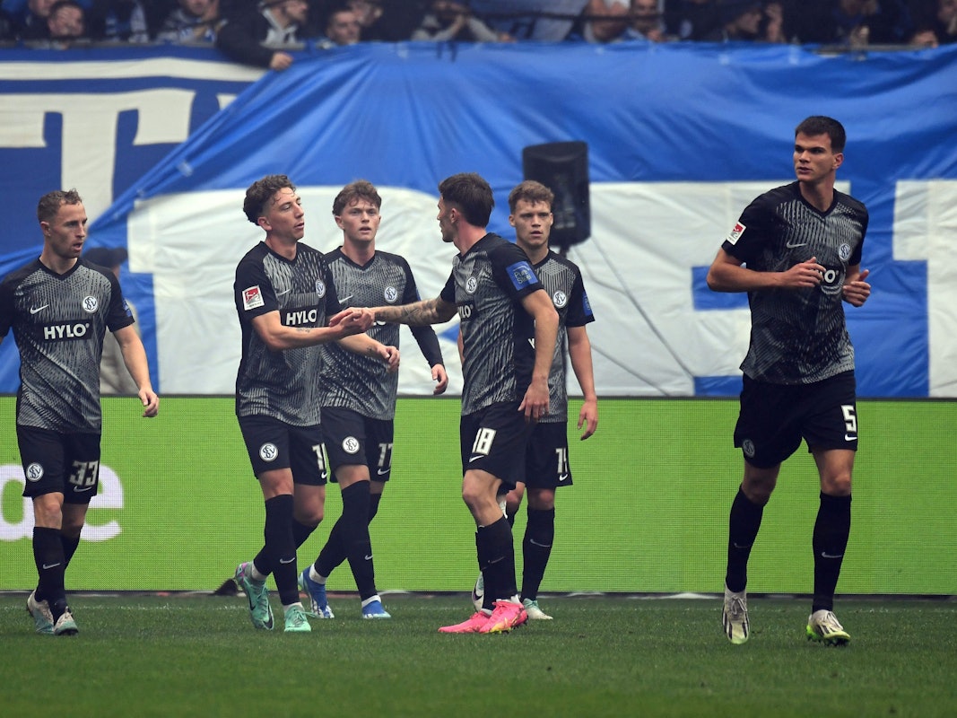 Elversbergs Jannik Rochelt (2.v.l) jubelt nach seinem Tor zum 0:1.
