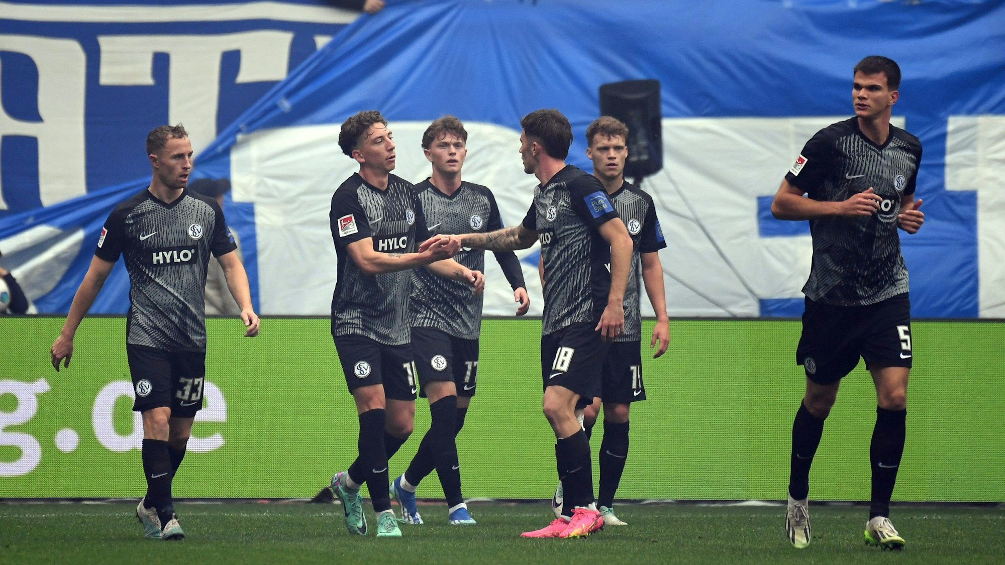 Elversbergs Jannik Rochelt (2.v.l) jubelt nach seinem Tor zum 0:1.