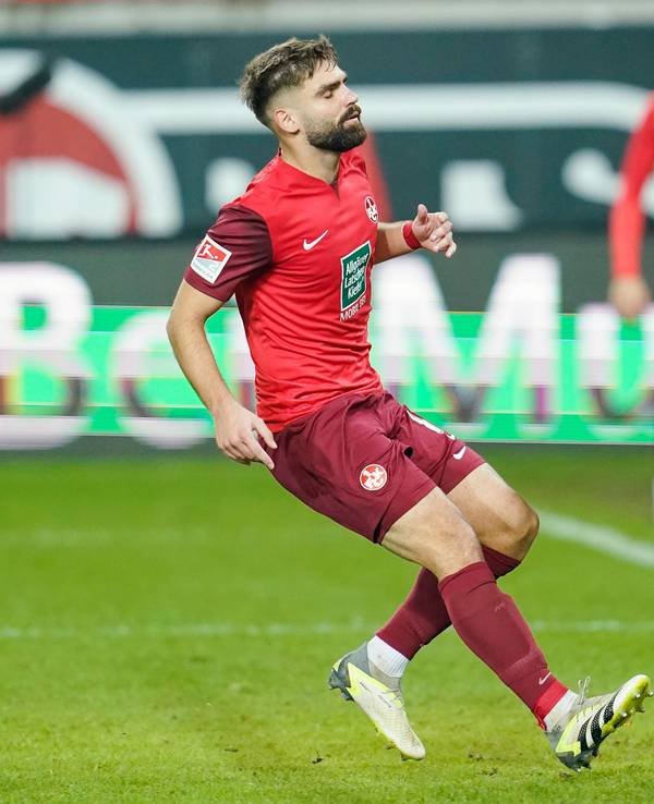 Kaiserslauterns Nikola Soldo läuft dem Ball hinterher, der zum 3:3 ins Tor geht.