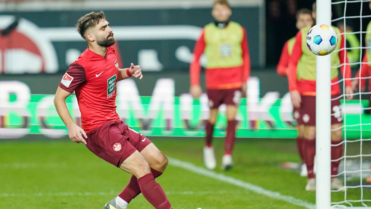 Kaiserslauterns Nikola Soldo läuft dem Ball hinterher, der zum 3:3 ins Tor geht.