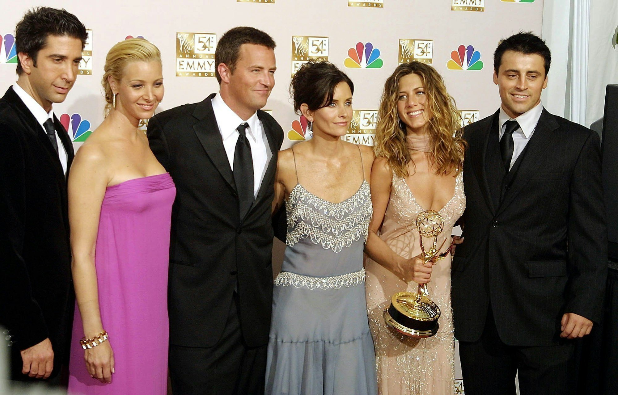 Die amerikanischen Schauspielerinnen und Schauspieler der Comedy-Serie „Friends“ (von links): David Schwimmer, Lisa Kudrow, Matthew Perry, Courteney Cox, Jennifer Aniston und Matt LeBlanc, hier bei der Verleihung des Fernsehpreises „Emmys“ im Jahr 2022.