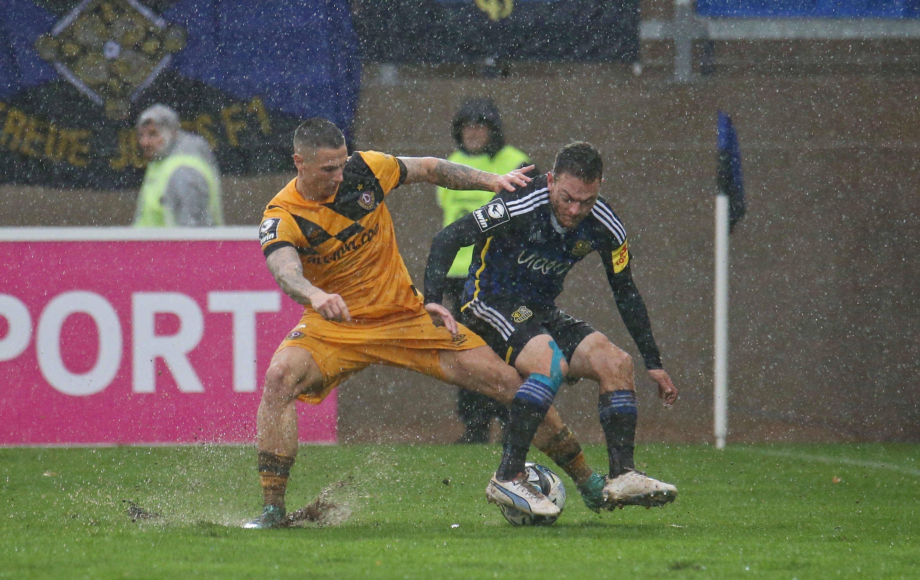 Dynamos Panagiotis Vlachodimos (l.) und Patrick Sontheimer im Zweikampf.