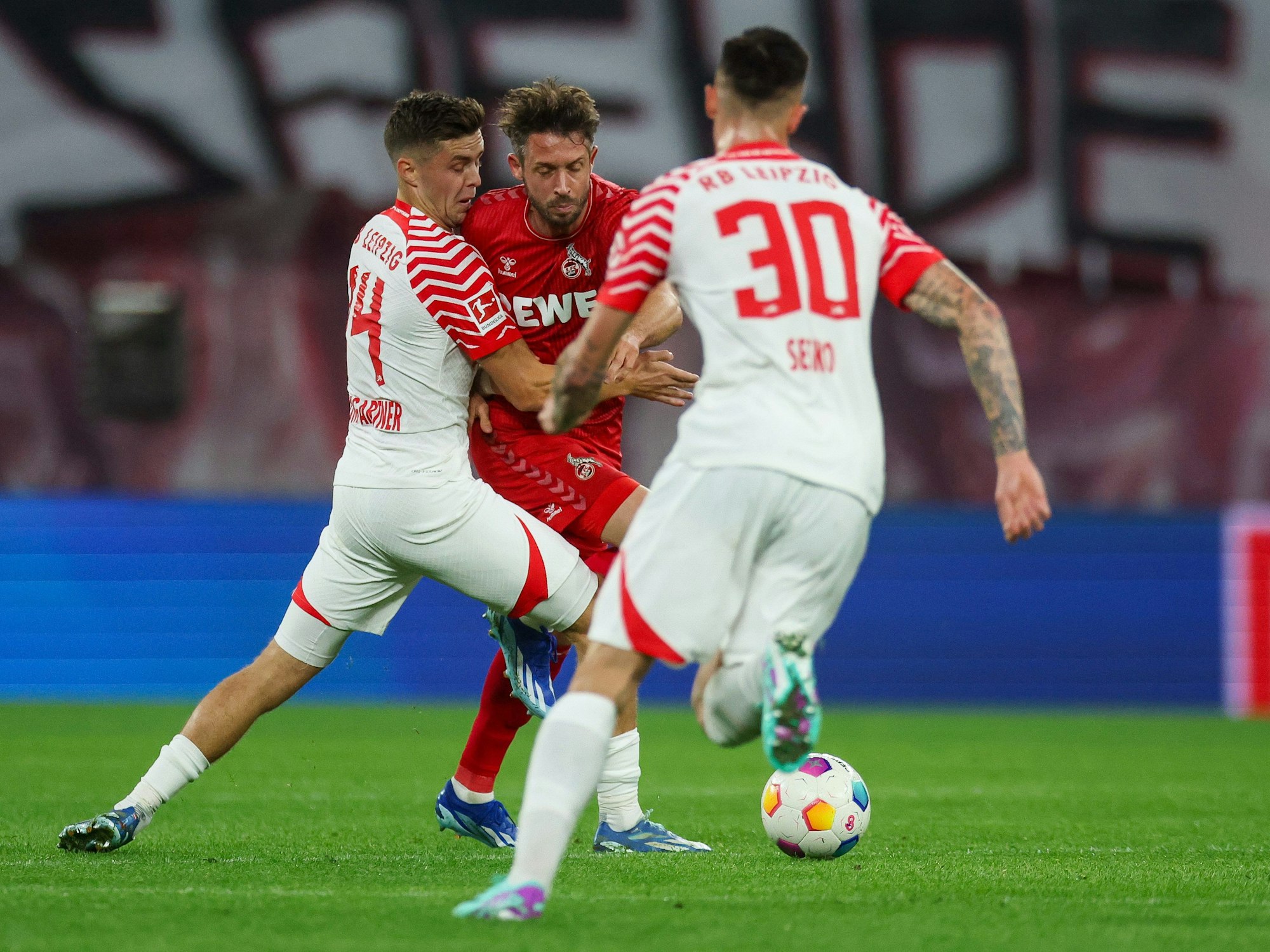 Mark Uth im Zweikampf mit Christoph Baumgartner.
