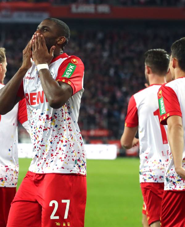 Anthony Modeste jubelt im Karnevals-Trikot des 1. FC Köln im Konfetti-Design.