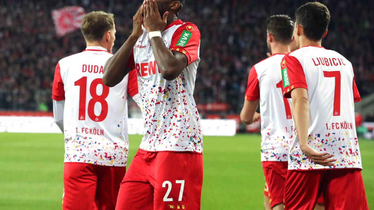 Anthony Modeste jubelt im Karnevals-Trikot des 1. FC Köln im Konfetti-Design.