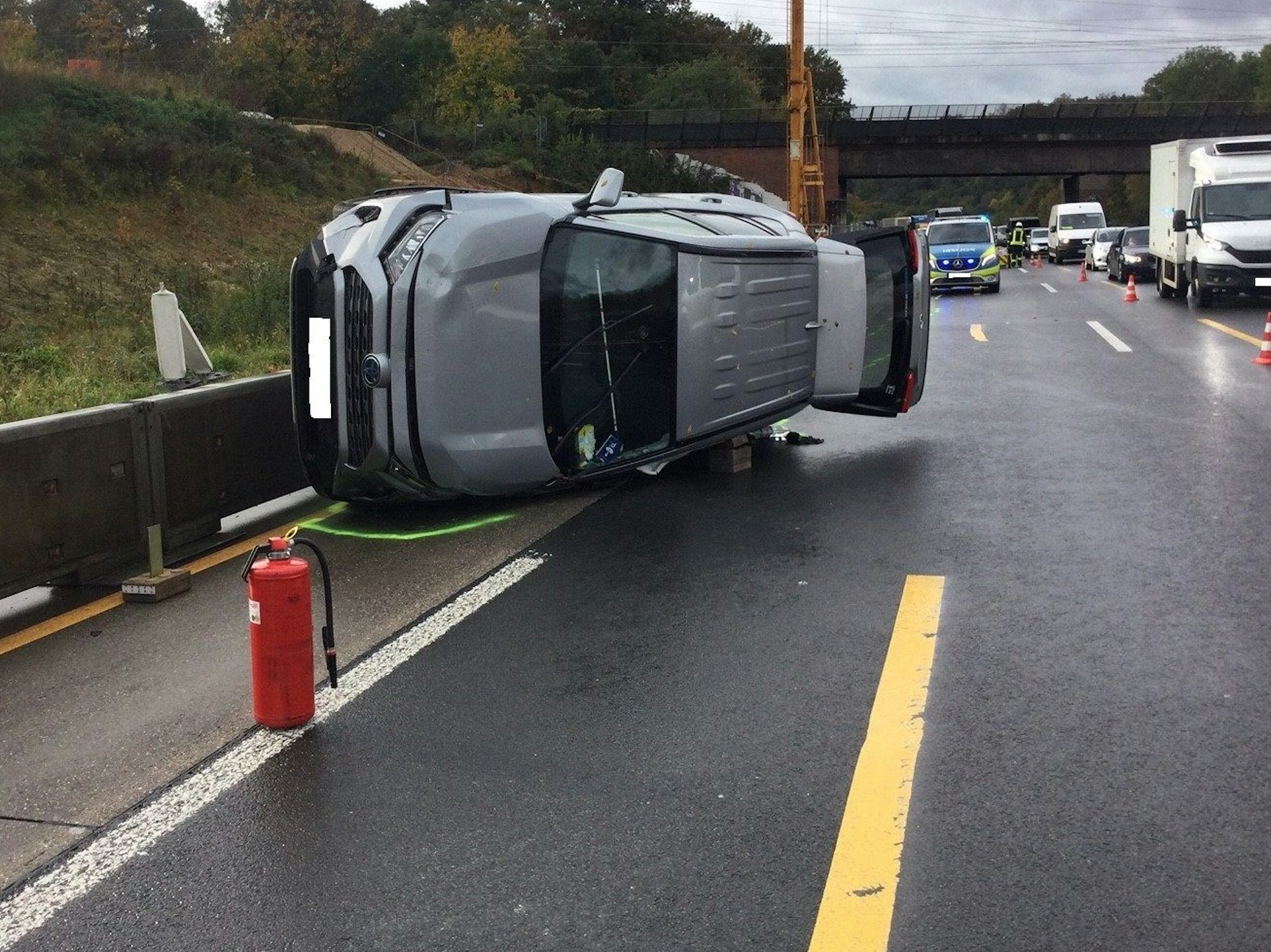 Unfall auf der A4, Toyota liegt auf der Seite.