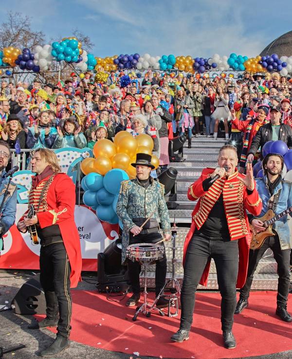 Die Höhner treten beim Rosenmontagszug 2023 auf.
