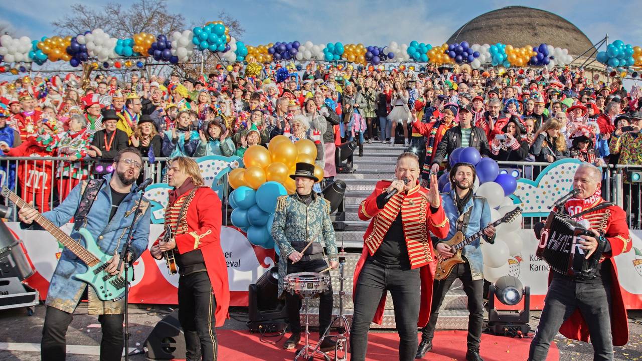 Die Höhner treten beim Rosenmontagszug 2023 auf.
