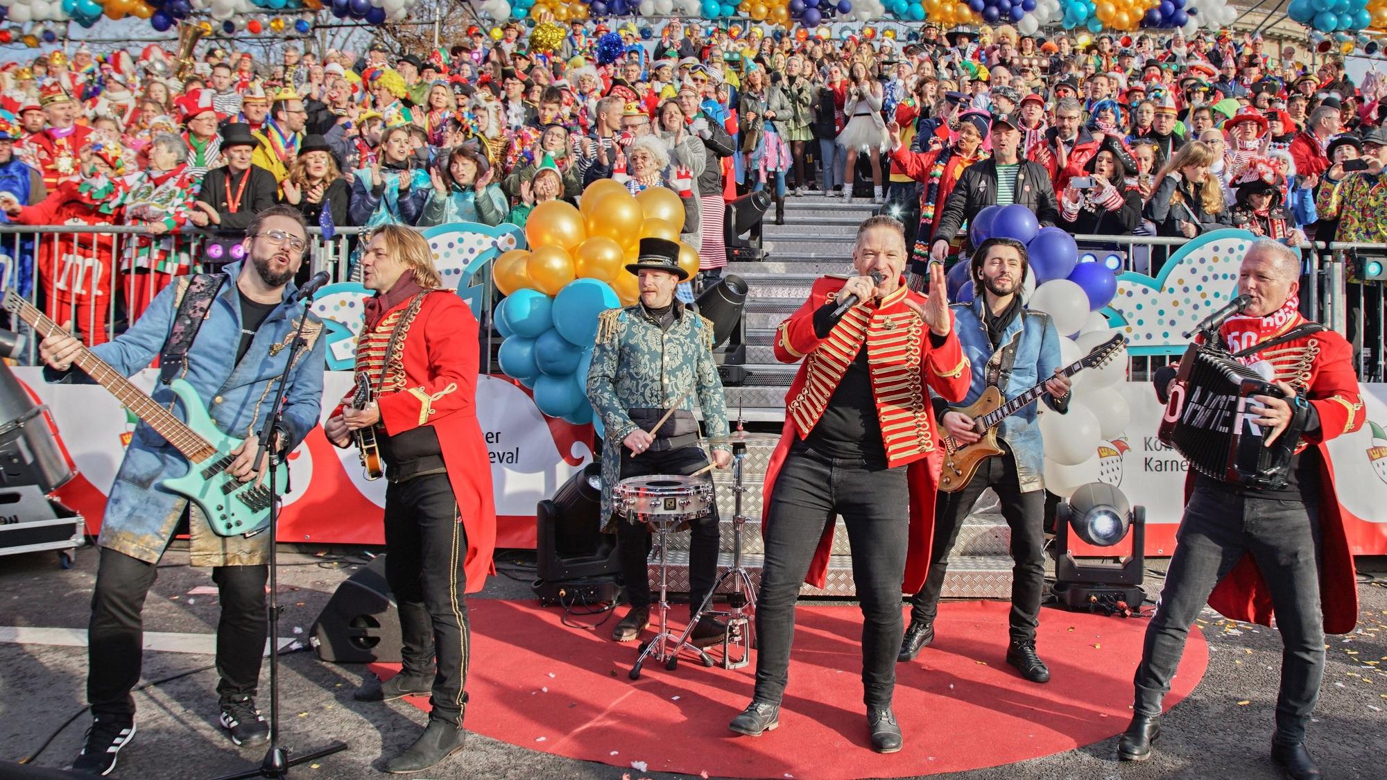 Die Höhner treten beim Rosenmontagszug 2023 auf.