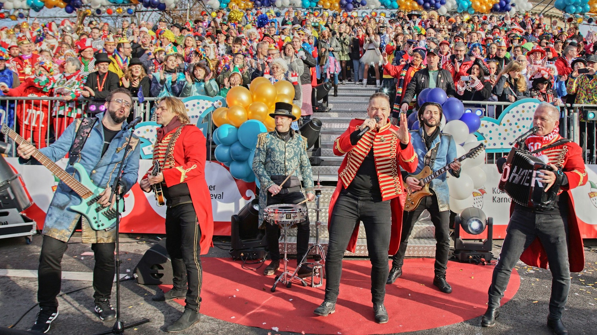 Die Höhner treten beim Rosenmontagszug 2023 auf.