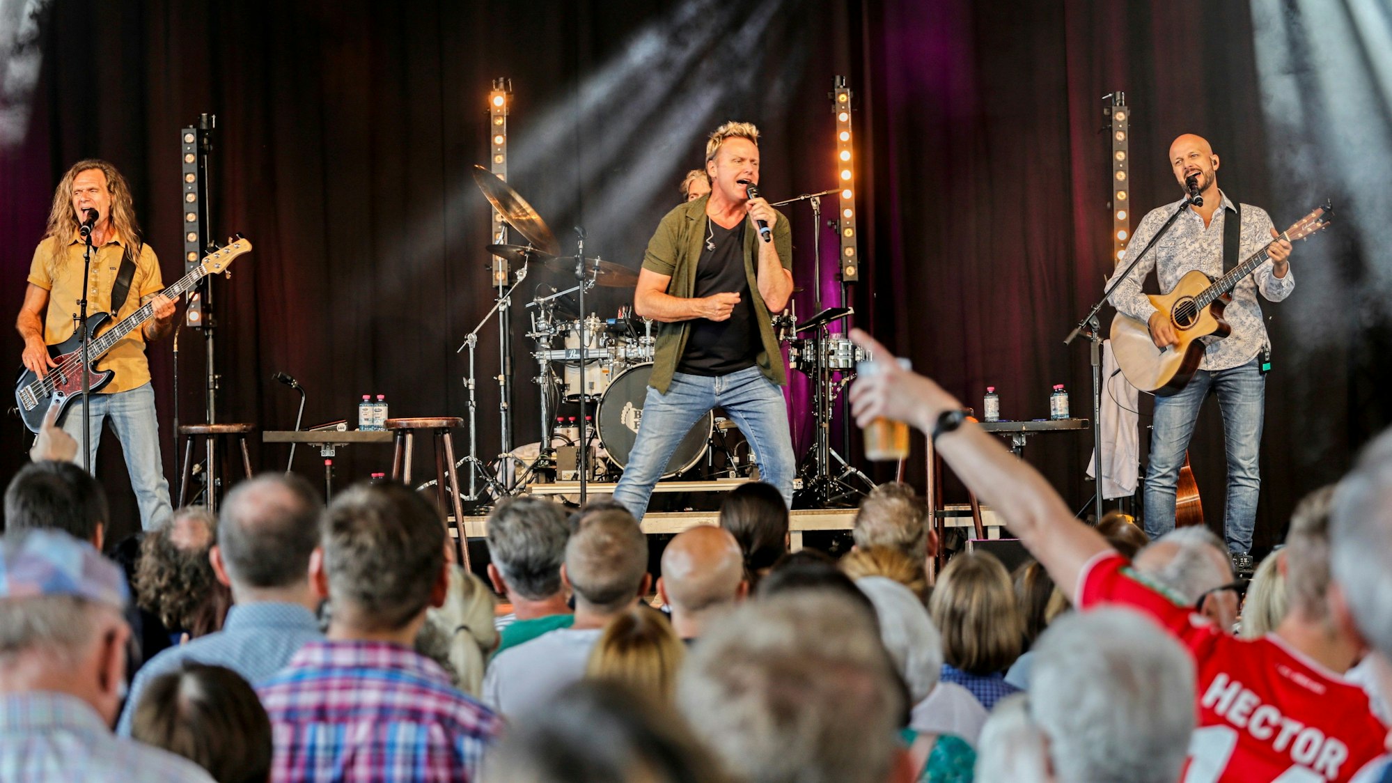 Die Bläck Fööss bei einem Auftritt auf der Bühne.