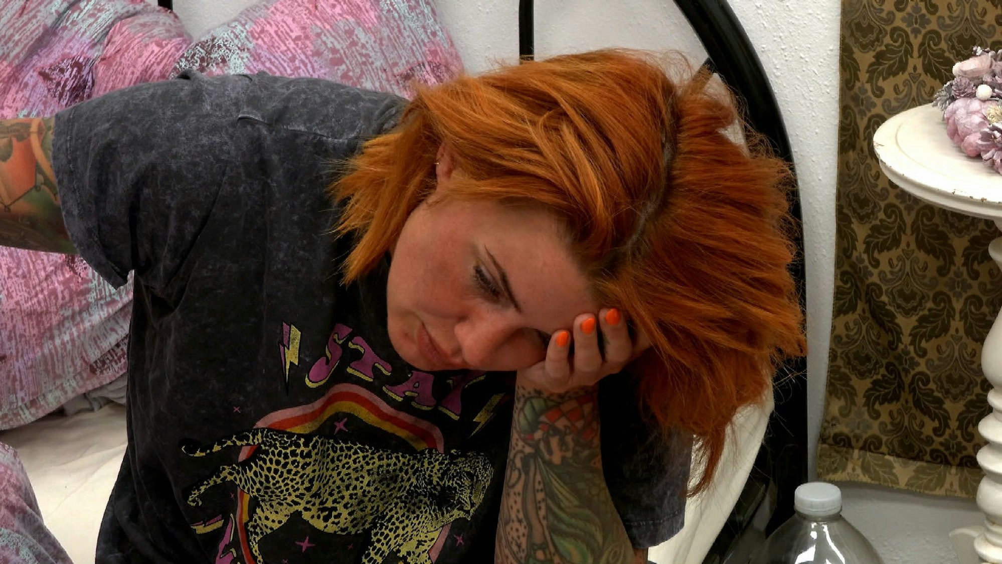 Das Foto stammt aus der RTL-Show „Sommerhaus der Stars“ und zeigt Schauspielerin Pia Tillmann, die verzweifelt die Hand vors Gesicht schlägt