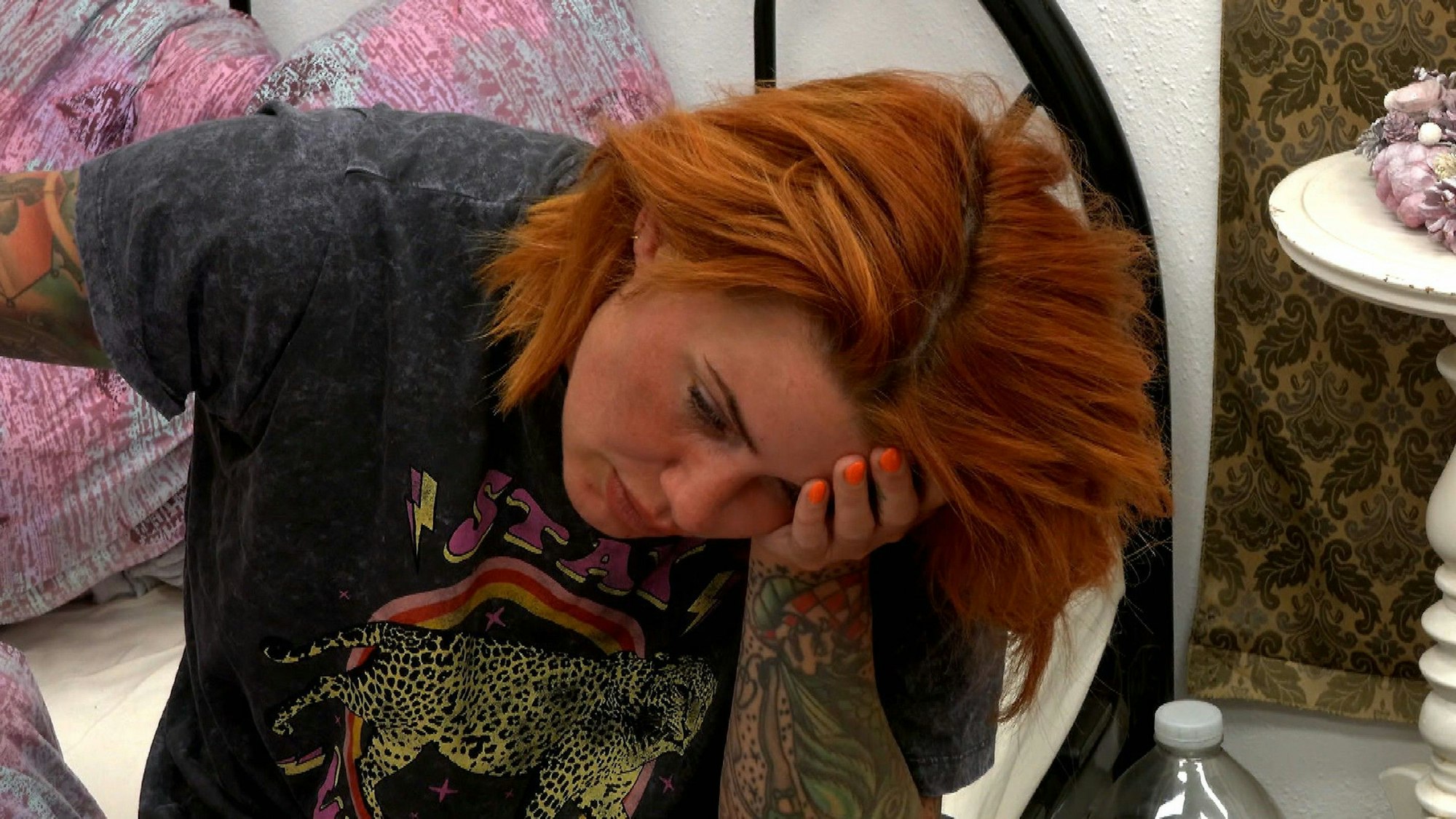 Das Foto stammt aus der RTL-Show „Sommerhaus der Stars“ und zeigt Schauspielerin Pia Tillmann, die verzweifelt die Hand vors Gesicht schlägt