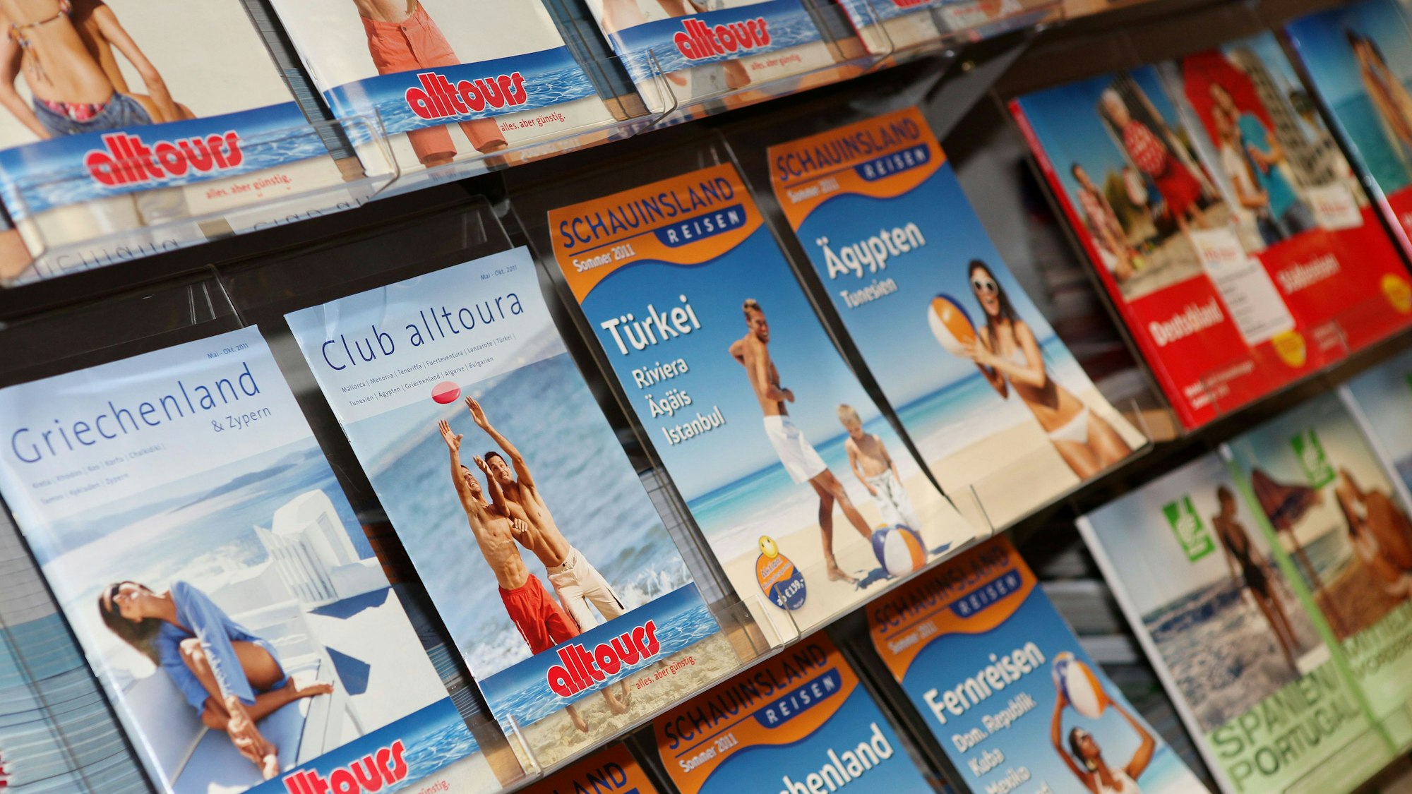 Reisekataloge von verschiedenen Anbietern für die Saison Sommer 2011 liegen in einem Reisebüro in Hamburg.