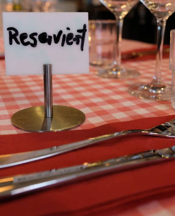 Ein Schild mit der Aufschrift „Reserviert“ steht im Mai 2017 auf einem Tisch in einem Restaurant in Hamburg.