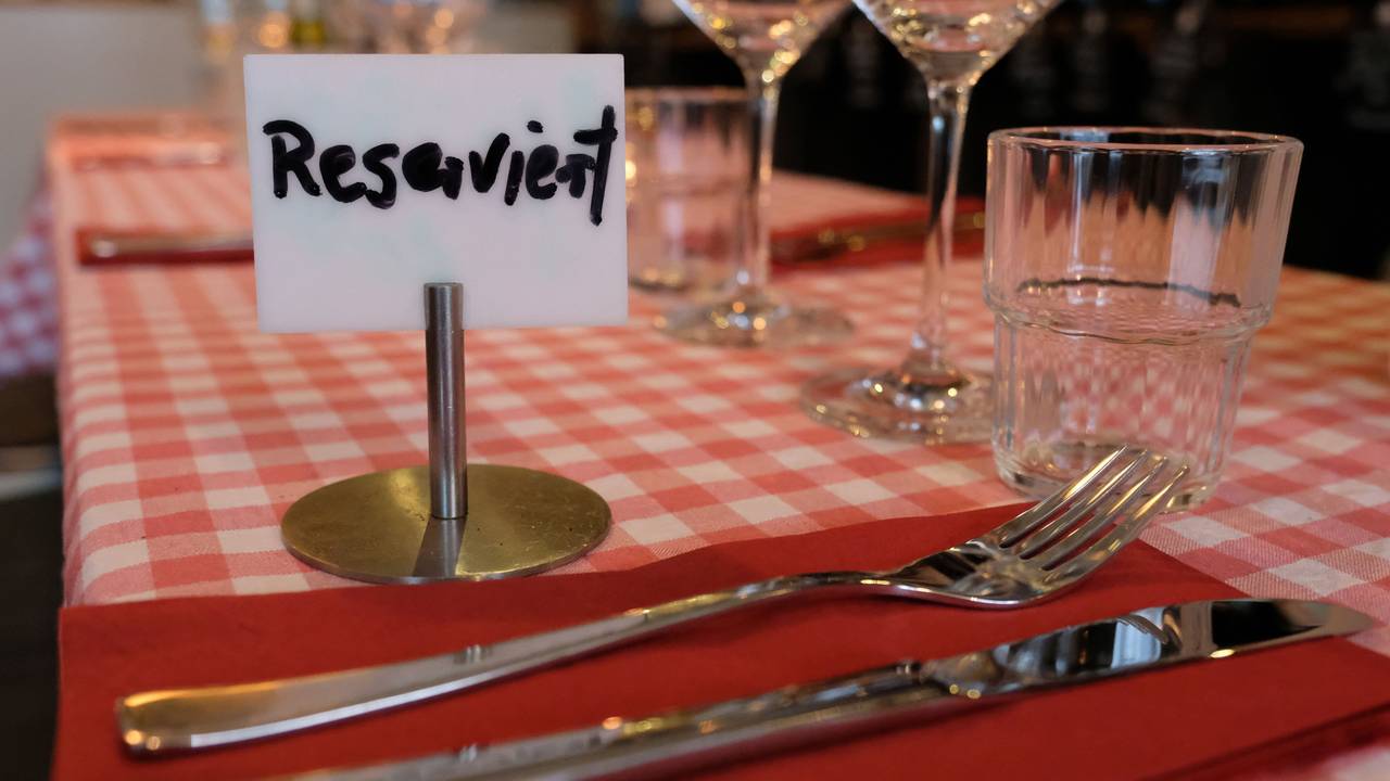 Ein Schild mit der Aufschrift „Reserviert“ steht im Mai 2017 auf einem Tisch in einem Restaurant in Hamburg.