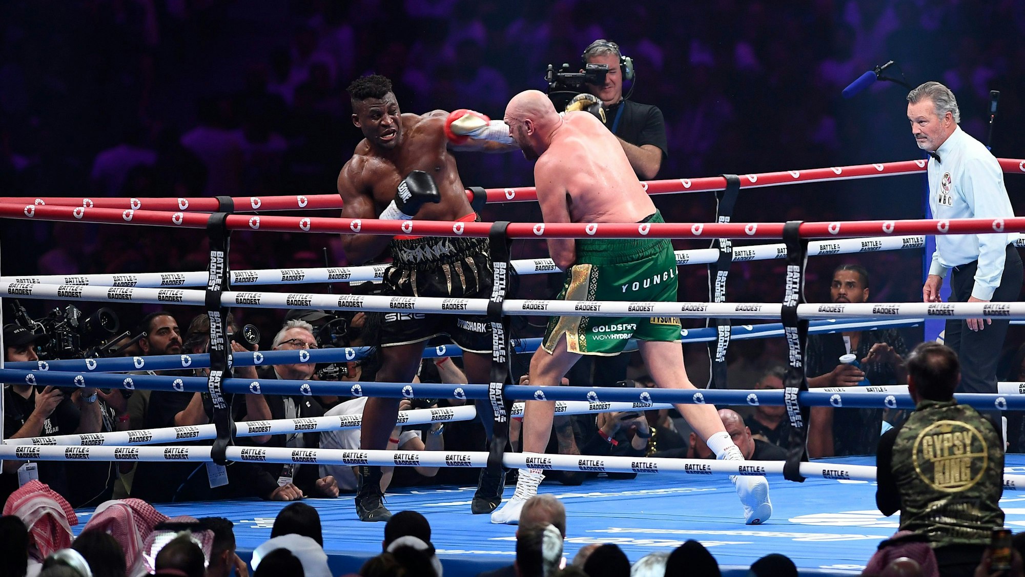 Tyson Fury und Francis Ngannou tauschen im Ring Schläge aus.