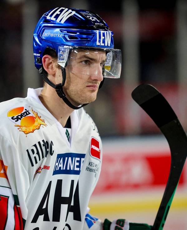 Adam Johnson hält bei einem Eishockey-Spiel seinen Schläger in der Hand.