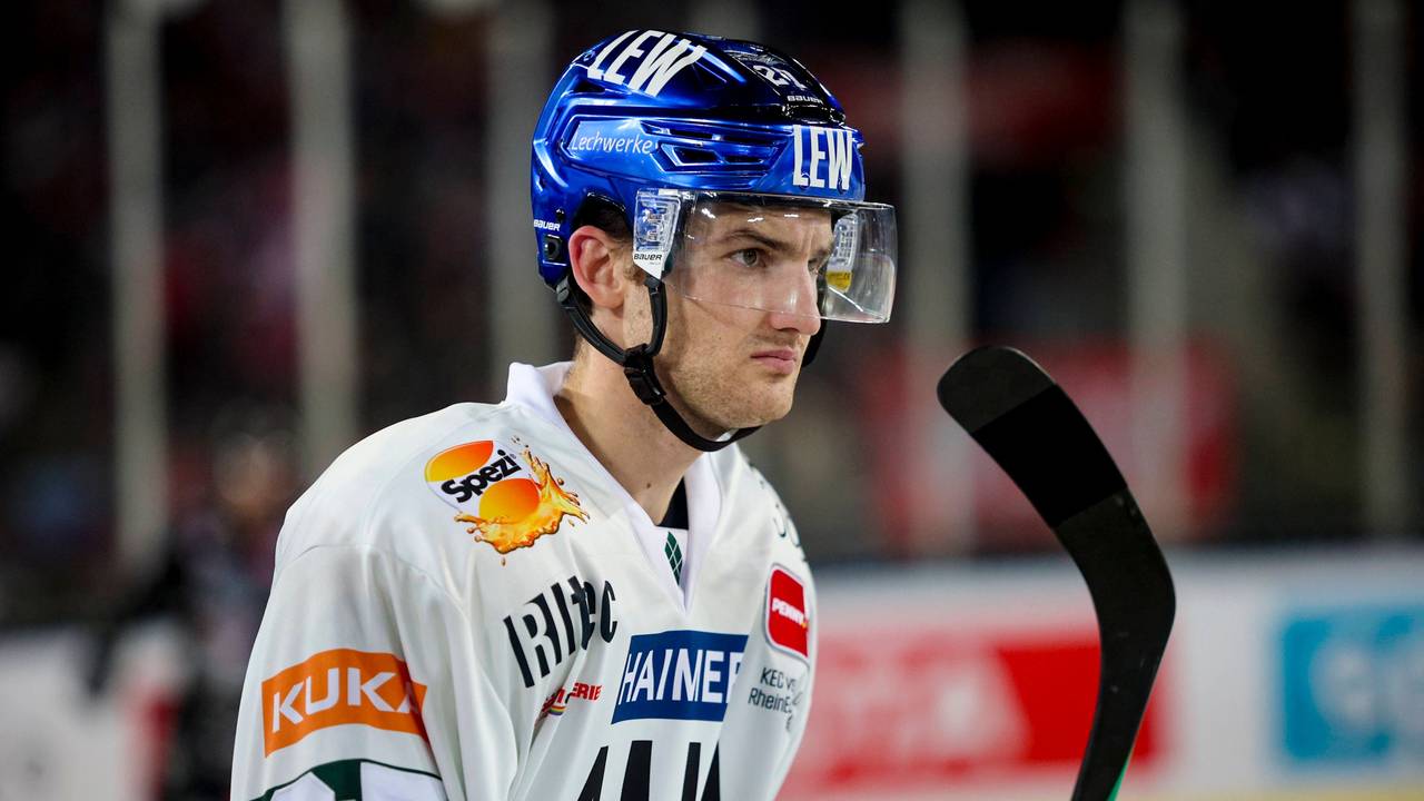 Adam Johnson hält bei einem Eishockey-Spiel seinen Schläger in der Hand.
