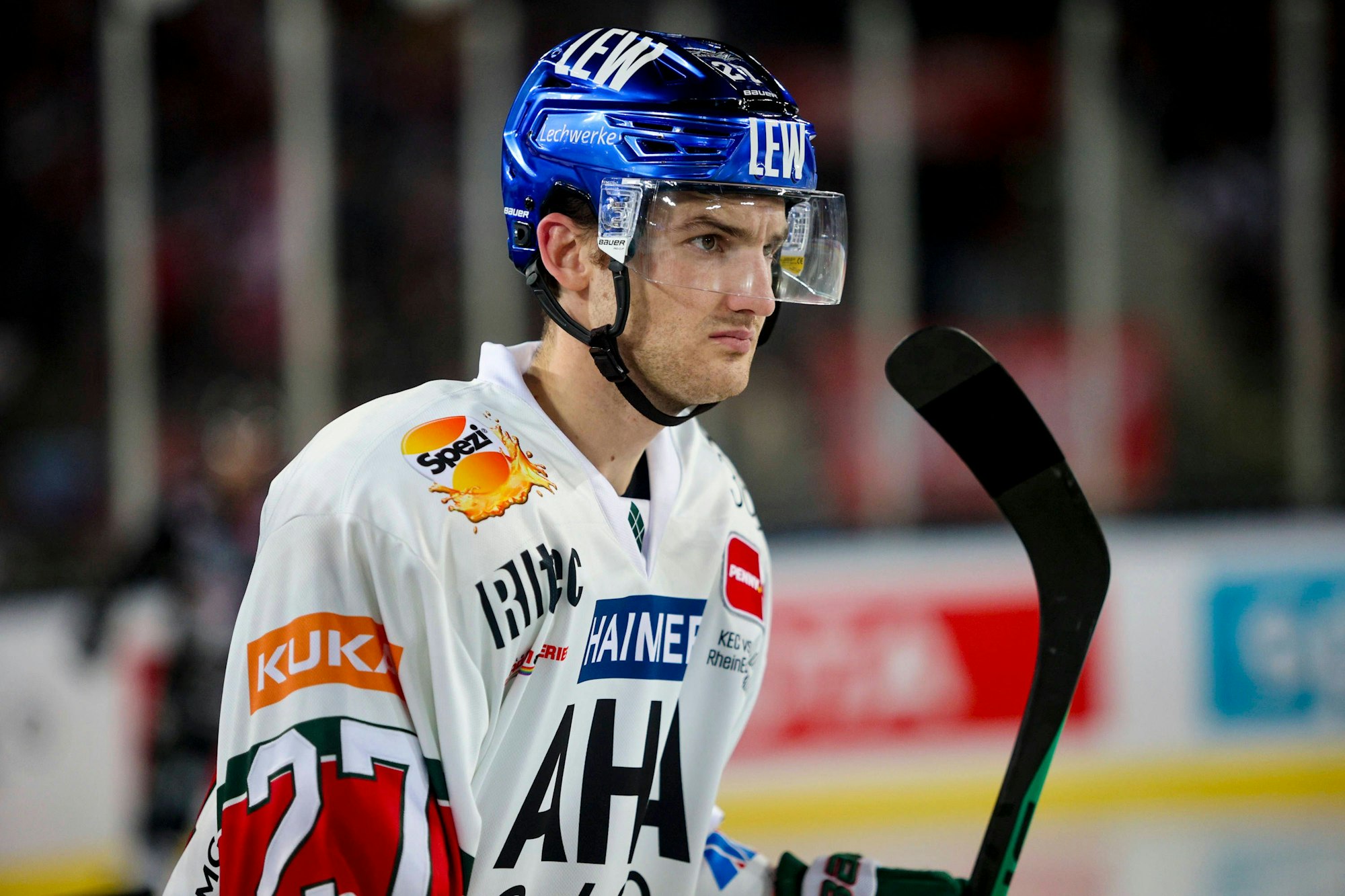 Adam Johnson hält bei einem Eishockey-Spiel seinen Schläger in der Hand.
