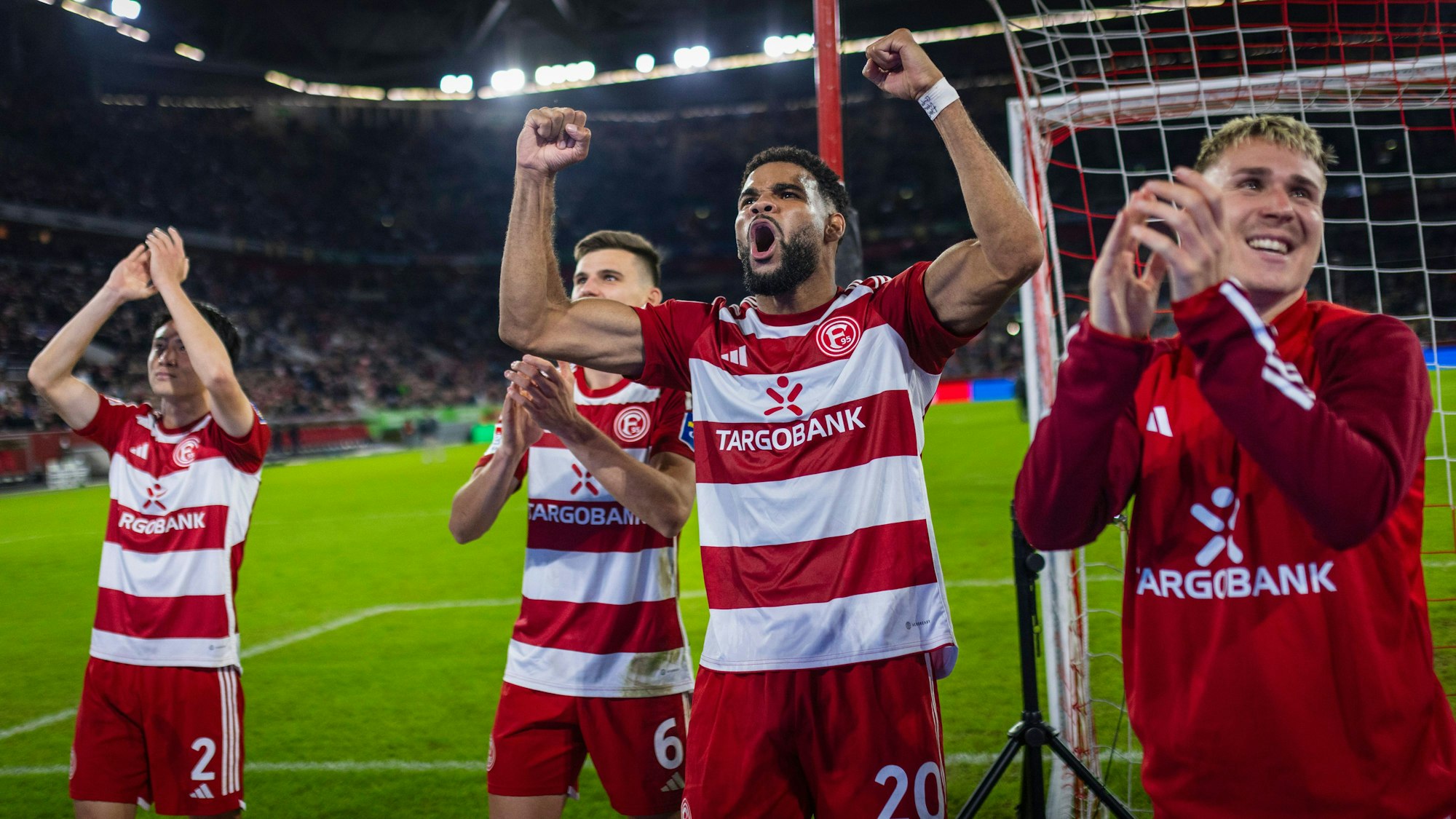 Jamil Siebert jubelt mit seinen Teamkollegen von Fortuna Düsseldorf über einen Sieg in der 2. Bundesliga