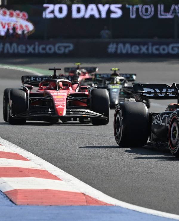 Max Verstappen fährt beim Mexiko-Rennen der Formel 1 vorneweg.
