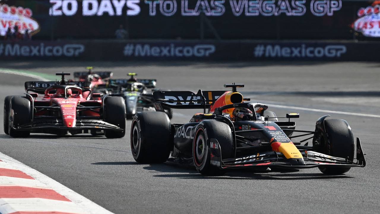 Max Verstappen fährt beim Mexiko-Rennen der Formel 1 vorneweg.