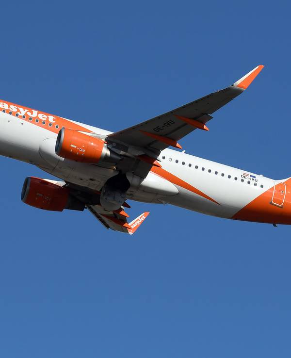 Ein Airbus A320 EasyJet hebt am Leonardo da Vinci International Airport in Rom ab.