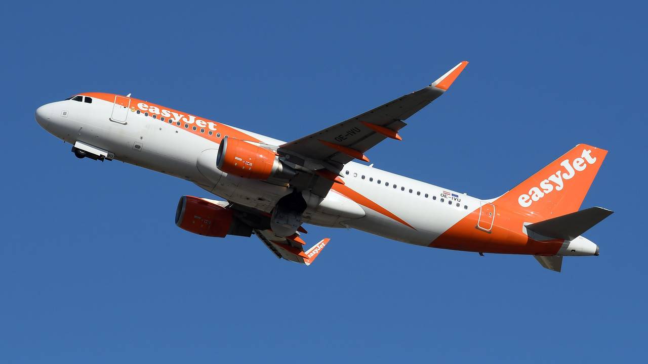 Ein Airbus A320 EasyJet hebt am Leonardo da Vinci International Airport in Rom ab.