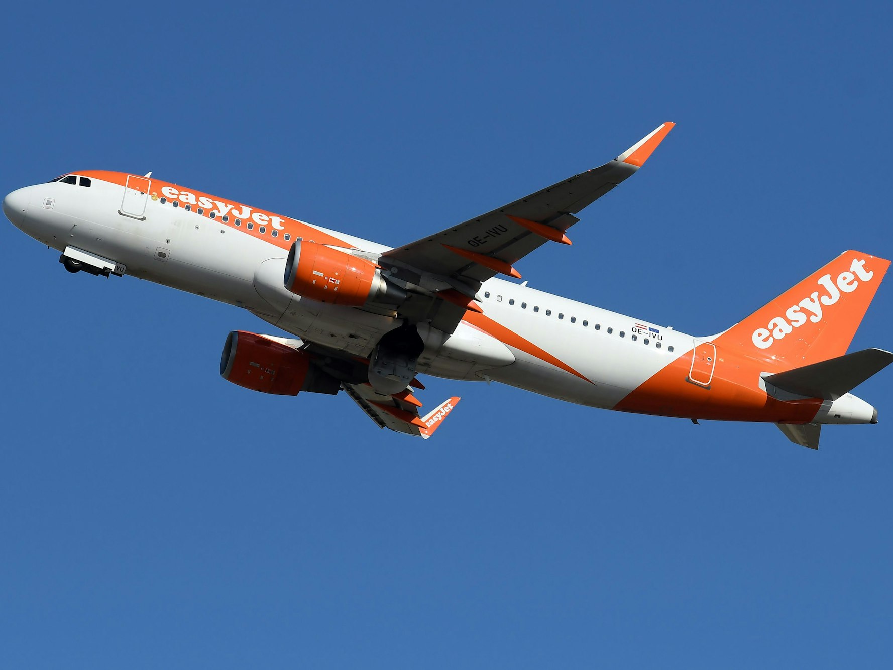 Ein Airbus A320 EasyJet hebt am Leonardo da Vinci International Airport in Rom ab.
