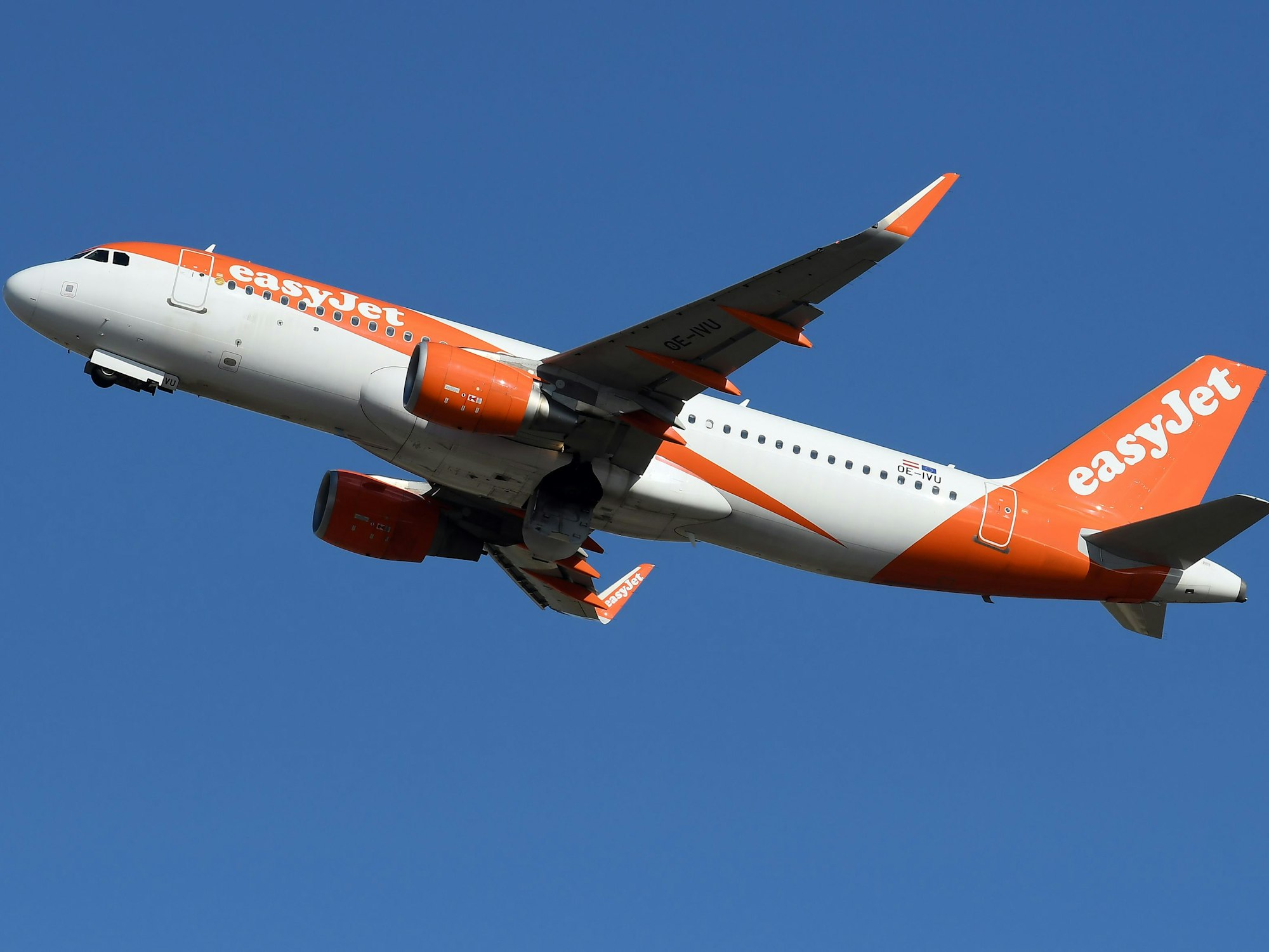 Ein Airbus A320 EasyJet hebt am Leonardo da Vinci International Airport in Rom ab.