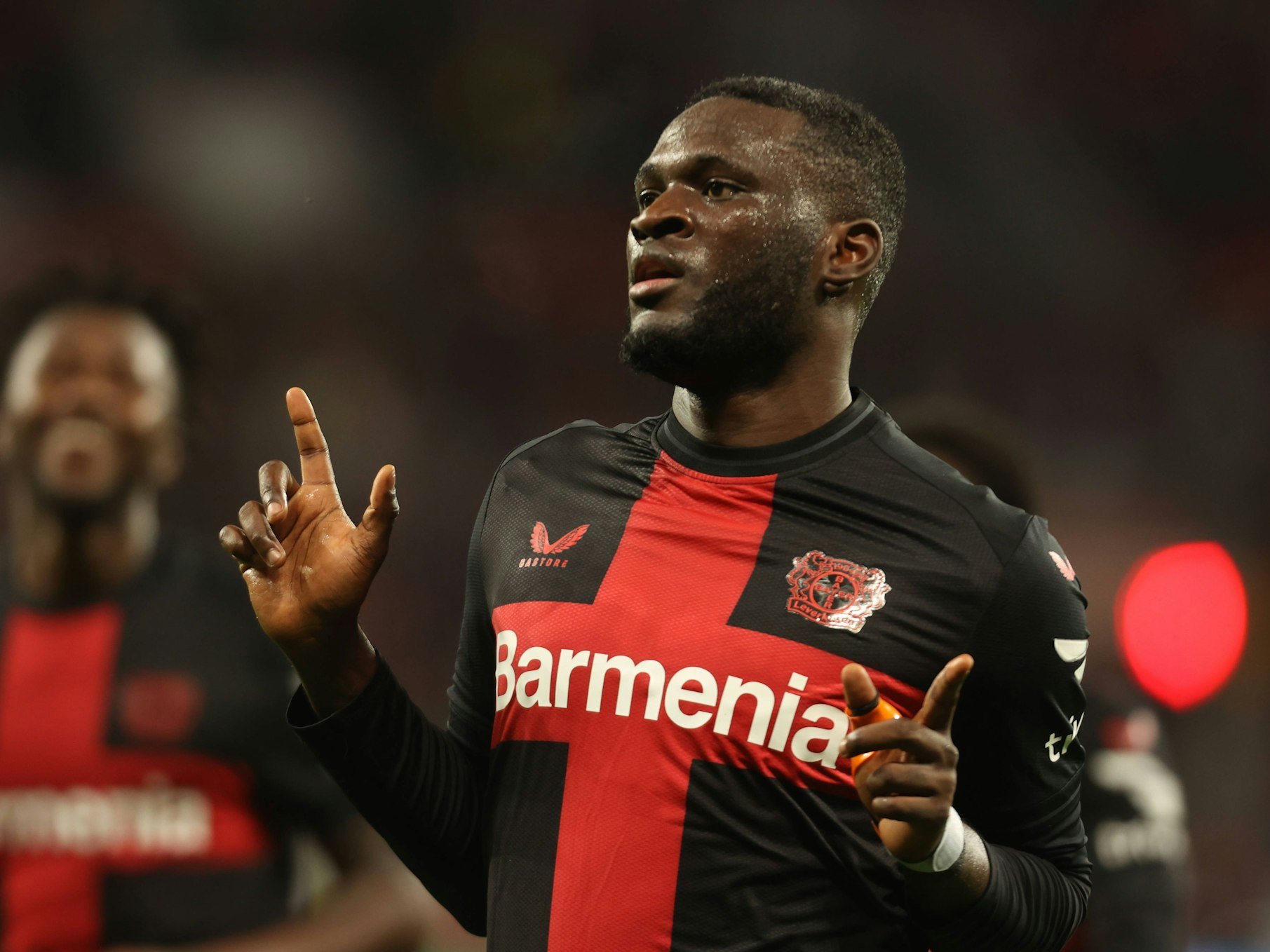 Victor Boniface jubelt im Trikot von Bayer Leverkusen.