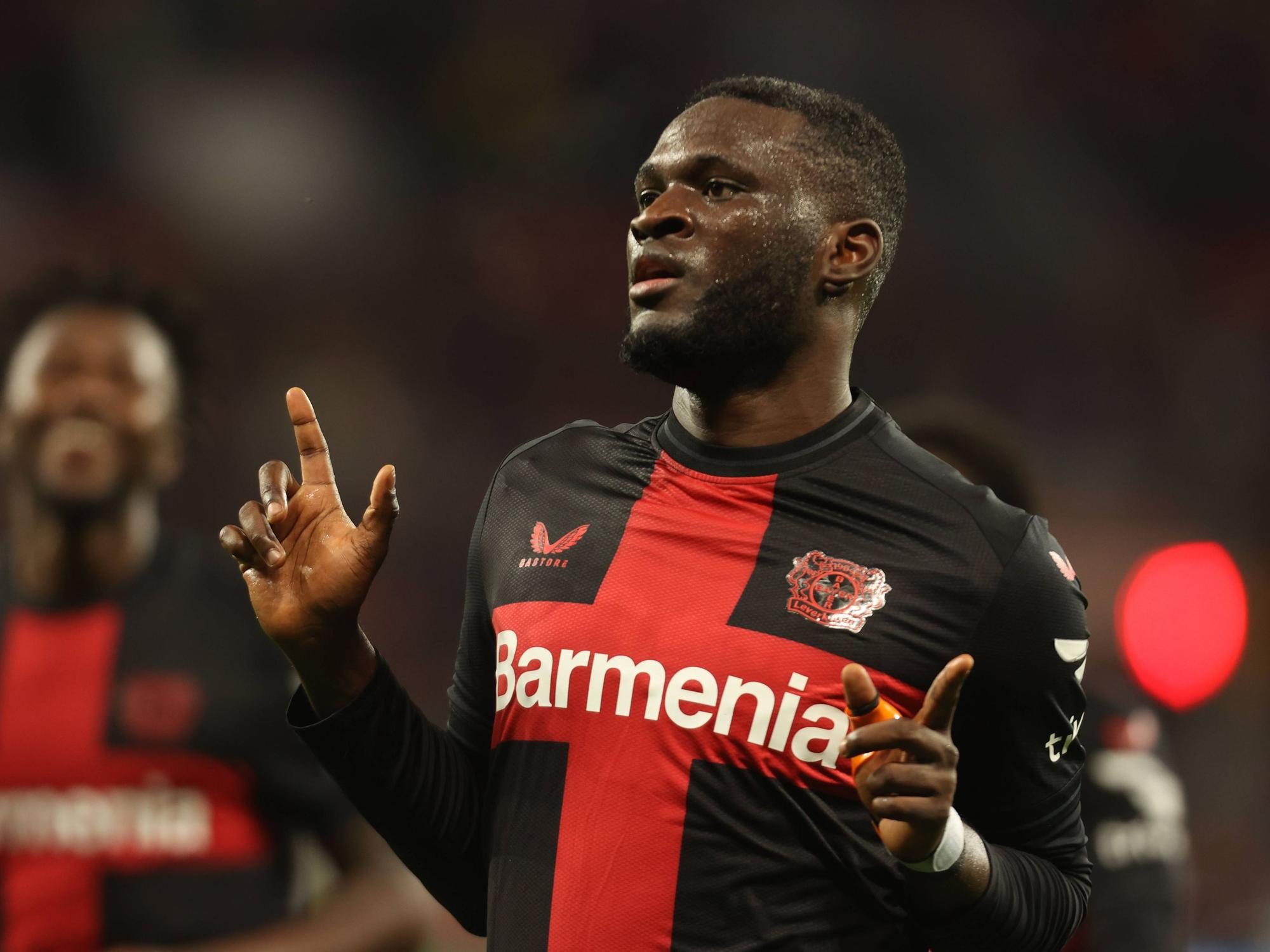 Victor Boniface jubelt im Trikot von Bayer Leverkusen.